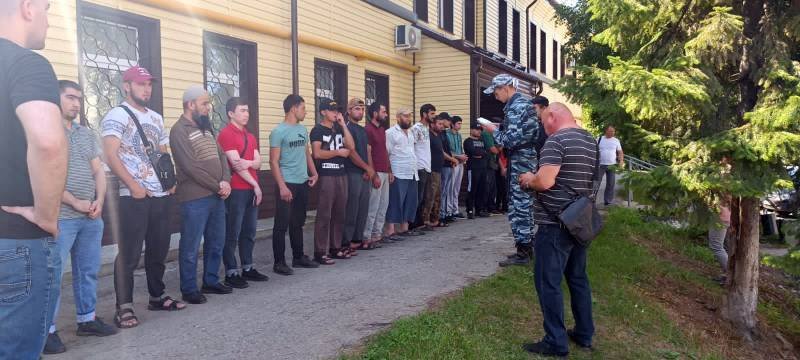 Более 50 иностранцев доставили в отделы полиции в ходе рейдов в Катав-Ивановске и Юрюзани